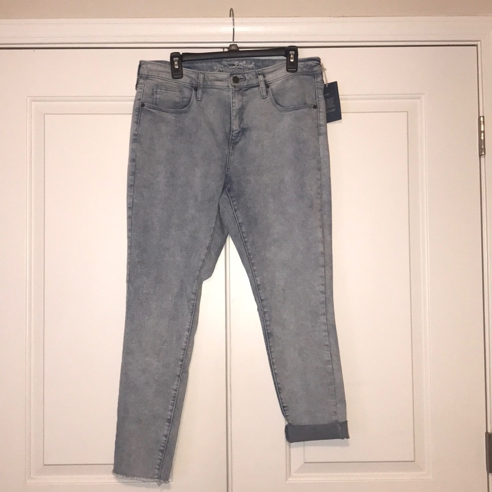 New! Universal Thread Jeans